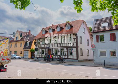 Zwingenberg, Deutschland - 8. Juni 2025: Charmante Fachwerkhäuser säumen eine ruhige Straße in Zwingenberg, mit traditioneller Architektur, Fahrräder PA Stockfoto