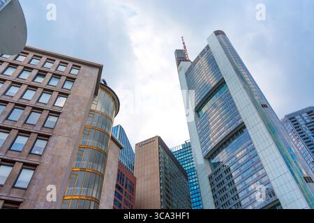 Frankfurt, Deutschland - 10. Juni 2025: Dramatische Sicht auf moderne Wolkenkratzer mit einer Mischung aus Glas- und Betonarchitektur in Frankfurt Stockfoto