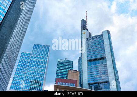 Frankfurt, Deutschland - 10. Juni 2025: Urbane Skyline mit dem Eurotower und umliegenden Glasgebäuden unter bewölktem Himmel in Frankfurt, Deutschland, Hi Stockfoto