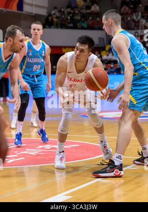 23. Februar 2023, Hongkong, SAR, China: FIBA Basketball-Weltmeisterschaft Asien-Qualifikation, 2. Runde Gruppe F. China gegen Kasachstan im Tsuen Wan Sports Centre, Hongkong, SAR, CHINA. Rui ZHAO, Wachmann, spielt für die Guangdong Dongguan Bank (Kreditbild: © Jayne Russell/ZUMA Press Wire) Stockfoto