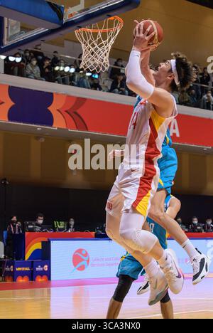 23. Februar 2023, Hongkong, SAR, China: FIBA Basketball-Weltmeisterschaft Asien-Qualifikation, 2. Runde Gruppe F. China gegen Kasachstan im Tsuen Wan Sports Centre, HONGKONG, SAR, CHINA. Zhelin WANG, Centre, spielt für die Shanghai Haie (Foto: © Jayne Russell/ZUMA Press Wire) Stockfoto
