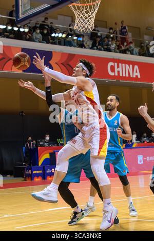 Februar 2023, Hongkong, SAR Hongkong, China: FIBA Basketball-Weltmeisterschaft Asien-Qualifikation, 2. Runde Gruppe F. China gegen Kasachstan im Tsuen Wan Sports Centre, Hongkong, SAR HONGKONG, CHINA .Zhelin WANG, Centre, der für die Shanghai Haie spielt (Kreditbild: © Jayne Russell/ZUMA Press Wire) Stockfoto