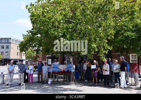 Taunton Peace Group an der High Street mit einer Mahnwache zum 80. Jahrestag von Hiroshima und Nagasaki mit Bannern und Kartonausschnitten. 08/2025 Credit: Melvin Green / Alamy Live News Stockfoto