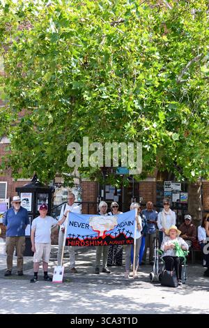 Taunton Peace Group an der High Street mit einer Mahnwache zum 80. Jahrestag von Hiroshima und Nagasaki mit Bannern und Kartonausschnitten. 08/2025 Credit: Melvin Green / Alamy Live News Stockfoto