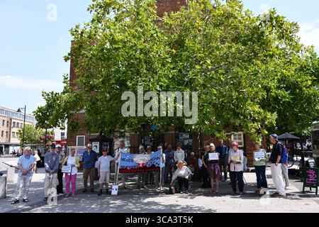 Taunton Peace Group an der High Street mit einer Mahnwache zum 80. Jahrestag von Hiroshima und Nagasaki mit Bannern und Kartonausschnitten. 08/2025 Credit: Melvin Green / Alamy Live News Stockfoto
