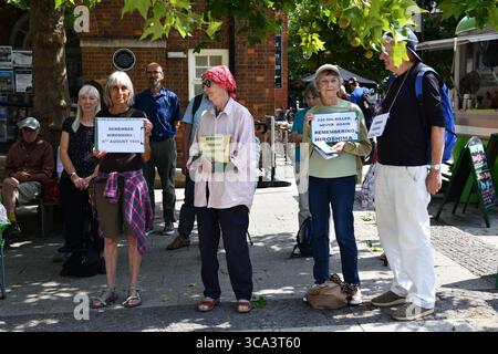 Taunton Peace Group an der High Street mit einer Mahnwache zum 80. Jahrestag von Hiroshima und Nagasaki mit Bannern und Kartonausschnitten. 08/2025 Credit: Melvin Green / Alamy Live News Stockfoto