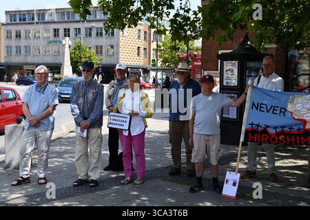 Taunton Peace Group an der High Street mit einer Mahnwache zum 80. Jahrestag von Hiroshima und Nagasaki mit Bannern und Kartonausschnitten. 08/2025 Credit: Melvin Green / Alamy Live News Stockfoto