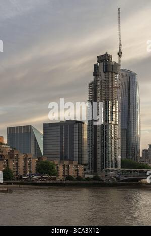 London, Großbritannien - 31. Mai 2025 - ein modernes Stadtbild in Londons Wohngegend Nine Elms mit dem Damac Tower (Damac Tower Nine Elms London) und anderen Stockfoto