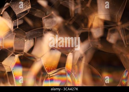 Grüne flüssige Oberfläche, phänomenale Struktur, grüne Öle auf dunklem Hintergrund, farbenfrohe abstrakte, surrealistische Kunst, Lichtlinie Stockfoto