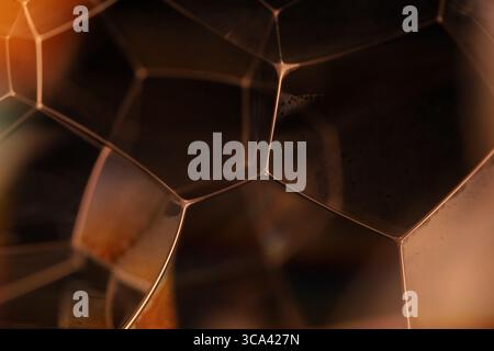 Grüne flüssige Oberfläche, phänomenale Struktur, grüne Öle auf dunklem Hintergrund, farbenfrohe abstrakte, surrealistische Kunst, Lichtlinie Stockfoto