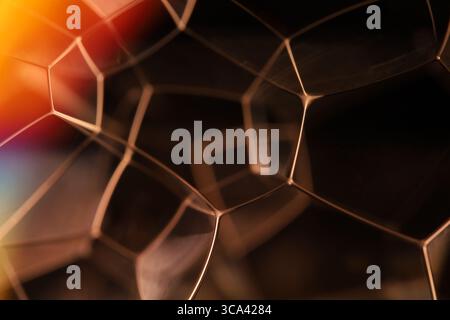 Grüne flüssige Oberfläche, phänomenale Struktur, grüne Öle auf dunklem Hintergrund, farbenfrohe abstrakte, surrealistische Kunst, Lichtlinie Stockfoto