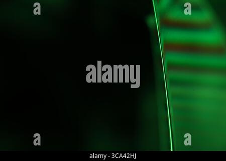 Grüne flüssige Oberfläche, phänomenale Struktur, grüne Öle auf dunklem Hintergrund, farbenfrohe abstrakte, surrealistische Kunst, Lichtlinie Stockfoto