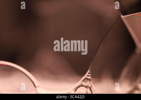 Grüne flüssige Oberfläche, phänomenale Struktur, grüne Öle auf dunklem Hintergrund, farbenfrohe abstrakte, surrealistische Kunst, Lichtlinie Stockfoto