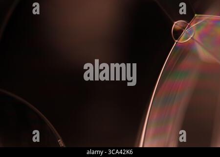 Grüne flüssige Oberfläche, phänomenale Struktur, grüne Öle auf dunklem Hintergrund, farbenfrohe abstrakte, surrealistische Kunst, Lichtlinie Stockfoto