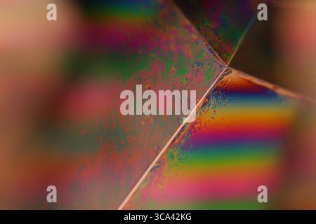 Grüne flüssige Oberfläche, phänomenale Struktur, grüne Öle auf dunklem Hintergrund, farbenfrohe abstrakte, surrealistische Kunst, Lichtlinie Stockfoto