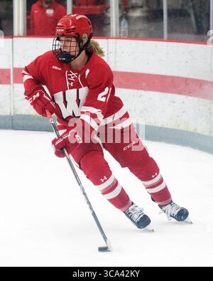 13. Januar 2022: Der Wisconsin Badgers Stürmer Casey O’Brien (26) trägt den Puck gegen die Ohio State Buckeyes in ihrem Spiel in Columbus, Ohio. Brent Clark/CSM (Bild: © Brent Clark/CSM via ZUMA Press Wire) Stockfoto