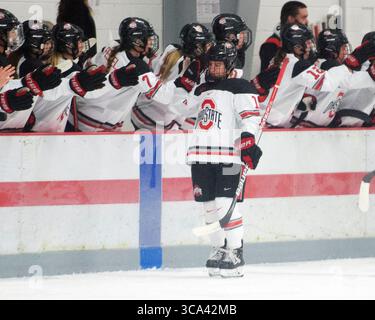 13. Januar 2022: Ohio State Buckeyes Stürmer Jenna Buglioni (10) feiert ihr Tor gegen die Wisconsin Badgers in Columbus, Ohio. Brent Clark/CSM (Bild: © Brent Clark/CSM via ZUMA Press Wire) Stockfoto