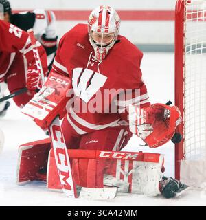 13. Januar 2022: Der Torhüter Cami Kronish (30) der Wisconsin Badgers sichert sich in Columbus, Ohio, gegen die Ohio State Buckeyes. Brent Clark/CSM (Bild: © Brent Clark/CSM via ZUMA Press Wire) Stockfoto