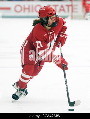 13. Januar 2022: Wisconsin Badgers Stürmer Kirsten Simms (27) führt den Puck gegen die Ohio State Buckeyes in Columbus, Ohio. Brent Clark/CSM (Bild: © Brent Clark/CSM via ZUMA Press Wire) Stockfoto