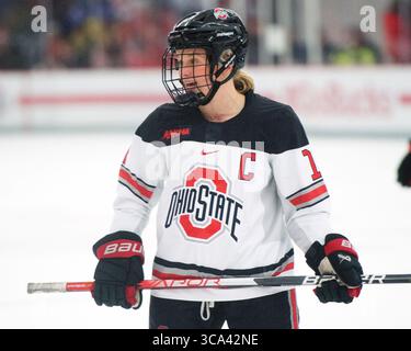 13. Januar 2022: Ohio State Buckeyes stürzt Emma Maltais (17) im Spiel gegen die Wisconsin Badgers in Columbus (Ohio). Brent Clark/CSM (Bild: © Brent Clark/CSM via ZUMA Press Wire) Stockfoto