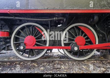 Detail der Dampfzugräder im Eisenbahnschuppen, Aziziye, Türkei Stockfoto