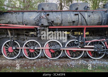 Detail der Dampfzugräder im Eisenbahnschuppen, Aziziye, Türkei Stockfoto