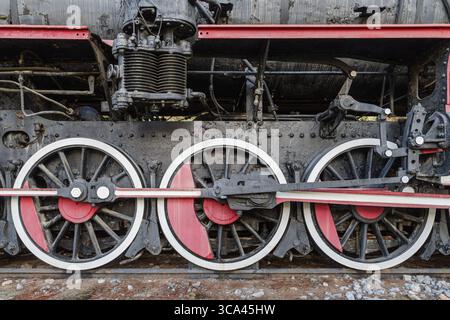 Detail der Dampfzugräder im Eisenbahnschuppen, Aziziye, Türkei Stockfoto