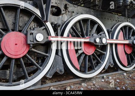 Detail der Dampfzugräder im Eisenbahnschuppen, Aziziye, Türkei Stockfoto