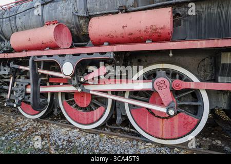 Detail der Dampfzugräder im Eisenbahnschuppen, Aziziye, Türkei Stockfoto