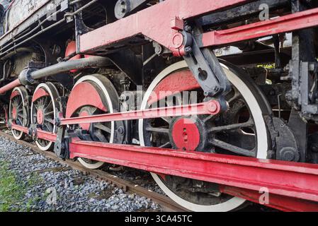 Detail der Dampfzugräder im Eisenbahnschuppen, Aziziye, Türkei Stockfoto