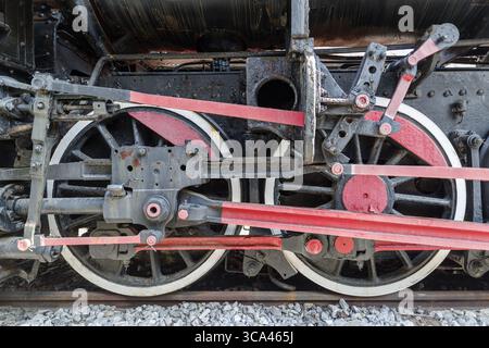 Detail der Dampfzugräder im Eisenbahnschuppen, Aziziye, Türkei Stockfoto