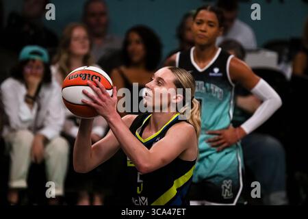 New York, New York, USA. August 2025. Paige Buecker macht während des Spiels gegen New York Liberty am 5. August 2025 in der Barclays Center Arena in Brooklyn, New York einen Freiwurf (Credit Image: © Laura Brett/ZUMA Press Wire) NUR ZUR REDAKTIONELLEN VERWENDUNG! Nicht für kommerzielle ZWECKE! Stockfoto