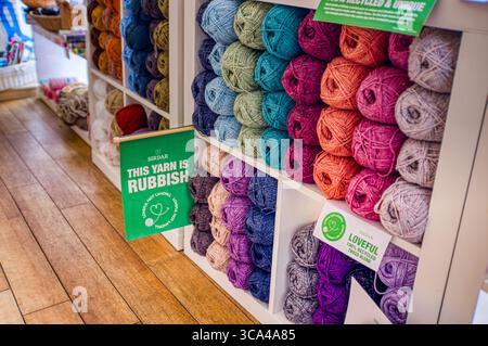 Sirdar recycelte Wolle und Garn zum Stricken. Petersfield, Hampshire, Großbritannien Stockfoto