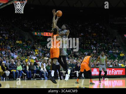 14. Januar 2023: Josh Ojianwuna (15) schießt den Ball gegen Tyreek Smith (23) der Oklahoma State Cowboys im Ferrell Center Waco, Texas, während der 1. Hälfte des NCAA Basketballspiels zwischen den Oklahoma State Cowboys und den Baylor Bears. Matthew Lynch/CSM (Foto: © Matthew Lynch/CSM via ZUMA Press Wire) Stockfoto