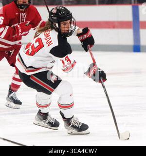 14. Januar 2022: Riley Brengman (13), Verteidiger der Ohio State Buckeyes, trägt den Puck gegen die Wisconsin Badgers in Columbus, Ohio. Brent Clark/CSM (Bild: © Brent Clark/CSM via ZUMA Press Wire) Stockfoto