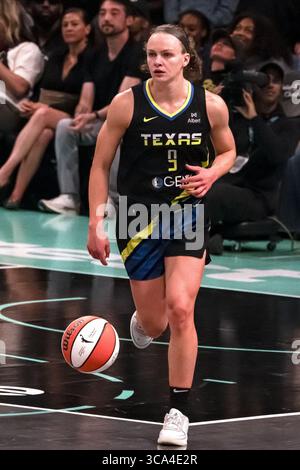 New York, New York, USA. August 2025. Grace Berger dringt den Ball während des Spiels gegen New York Liberty am 5. August 2025 in der Barclays Center Arena in Brooklyn, New York (Credit Image: © Laura Brett/ZUMA Press Wire) NUR ZUR REDAKTIONELLEN VERWENDUNG ins Netz! Nicht für kommerzielle ZWECKE! Stockfoto