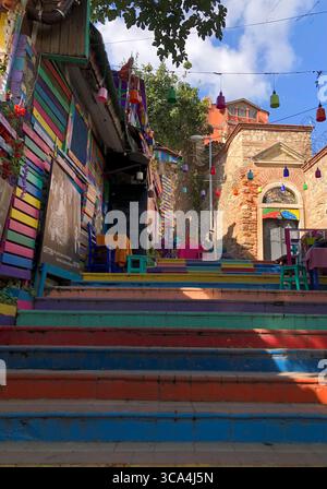 Lebhafte Regenbogentreppen im historischen Viertel Fatih in Istanbul, Türkei. Stockfoto