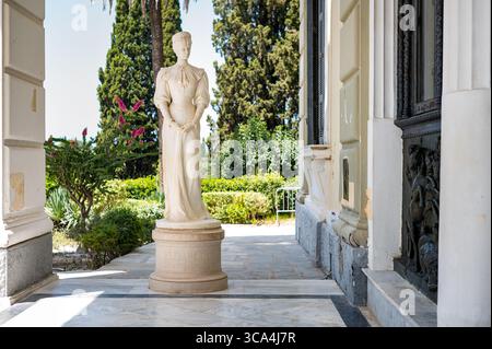 Statue der Kaiserin Elisabeth von Österreich (Sissi) im Achilleion Palast in Korfu, griechische Statue der Kaiserin Elisabeth von Österreich (Sissi) im Achilleion Palac Stockfoto