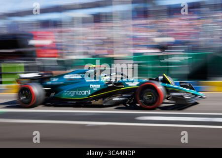 2. April 2023, Melbourne, Australien: Fernando Alonso (ESP) mit dem Aston Martin Aramco-Mercedes AMR23 verlässt die Startplätze für den Start des Formel 1 Rolex Australian Grand Prix 2023 in Melbourne, Australien. (Bild: © Sydney Low/ZUMA Press Wire) Stockfoto