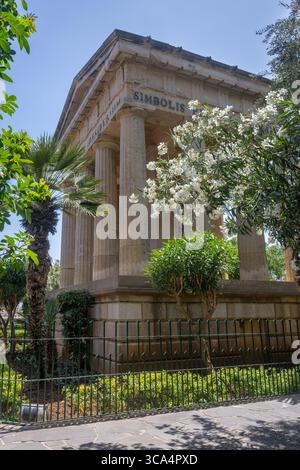 Die unteren Barrakka-Gärten in Valletta, Malta. 1810 Denkmal für Sir Alexander Ball, britischer ziviler Kommissar. Stockfoto