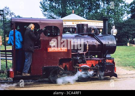 Dampflokomotive Bronhilde im Bressingham Steam & Gardens Museum 1974. Schwartzkopff baute 0-4-0WT Nr. 1 „Bronhilde“, erbaut 1927 für die Norddeutsche Affinerie, und arbeitete in ihrer Kupferhütte in Hamburg. Die 2-Fuß-Schmalspurlokomotive kam 1973 in Bressingham an, bevor sie ab 1979 zu anderen britischen Standorten und 2023 in ein Museum in der Tschechischen Republik wechselte. Stockfoto