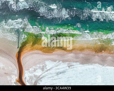 Die Verschmutzung der Ostsee. Industrieverschmutzung im Wasser. Klimakatastrophe. Abwasser, das ins Wasser fließt. Klimakatastrophe. Stockfoto