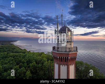 Wunderschöner Leuchtturm an der Ostsee bei Sonnenuntergang in Polen. Tourismus am Meer. Stockfoto