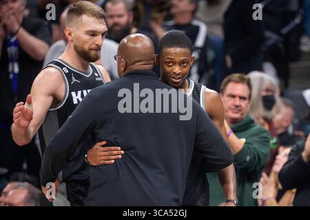 15. Januar 2023: Am Freitag, den 13. Januar 2023, spricht Mike Brown, Head Coach der Sacramento Kings, Mitte, mit dem Wärter DeÃ¢â‚¬â„¢Aaron Fox (5), rechts, und dem Center Domantas Sabonis (10), nachdem er im vierten Quartal gegen die Houston Rockets im Golden 1 Center in Sacramento, Kalifornien, eine starke Leistung erzielt hatte. Die Kings besiegten die San Antonio Spurs 132-119 am Sonntag, den 15. Januar 2023. (Bild: © Xavier MascareÃÂ±AS/die Sacramento-Biene Via ZUMA Press Wire) Stockfoto