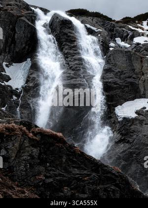 Wielka Siklawa, der höchste Wasserfall Polens, liegt im Tatra-Gebirge, nahe dem Tal der fünf polnischen Seen. Ein beliebtes Wanderziel. Stockfoto