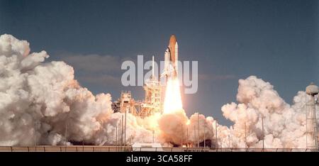 16. Januar 2023: Space Shuttle Columbia und seine siebenköpfige Crew starten am 16. Januar 2003 vom Kennedy Space Center. Die Mission wäre die letzte des Shuttles, als der Orbiter 16 Tage später aufbrach und alle an Bord am 1. Februar 2003 tötete. (Foto: © Red Huber/Orlando Sentinel via ZUMA Press Wire) Stockfoto
