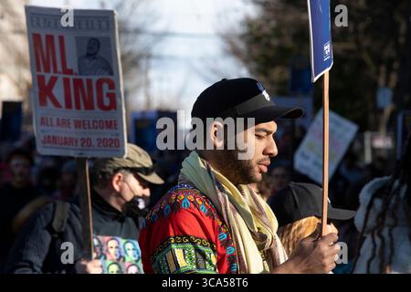 16. Januar 2023, Seattle, Washington, USA: Hunderte marschieren am Montag durch Seattles Central District, um das Leben und Werk von Martin Luther King Jr. zu feiern. In diesem Jahr ist der Seattle MLK Jr. Organisation des 40. Jahres der Koalition zu Ehren von Dr. Kings Vermächtnis. (Foto: © Paul Christian Gordon/ZUMA Press Wire) Stockfoto