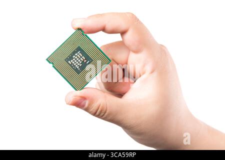 Hand hält CPU-Mikrochip-Computerprozessor isoliert auf weißem Hintergrund. Stockfoto