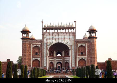 Das große Haupttor (Darwaza-i-Rauza) zum Taj Mahal in Agra, Indien, ein massiver Torbogen aus rotem Sandstein und Marmor mit komplizierter Kalligraphie. Stockfoto