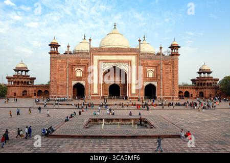 Das Mehmaan Khana, das symmetrische Gästehaus aus rotem Sandstein im Taj Mahal Komplex, Agra, Indien, spiegelt die Moschee über dem Mausoleum wider. Stockfoto